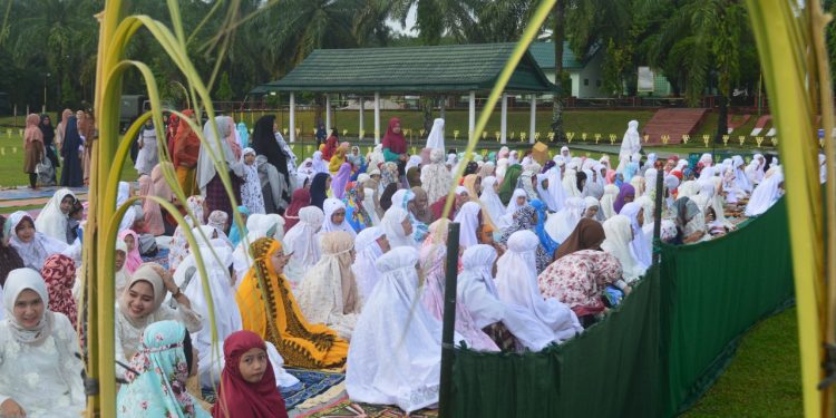 Keluarga Besar Yonif 122/TS Sholat Ied Bersama Masyarakat Keluarga Besar Yonif 122/TS Sholat Ied Bersama Masyarakat