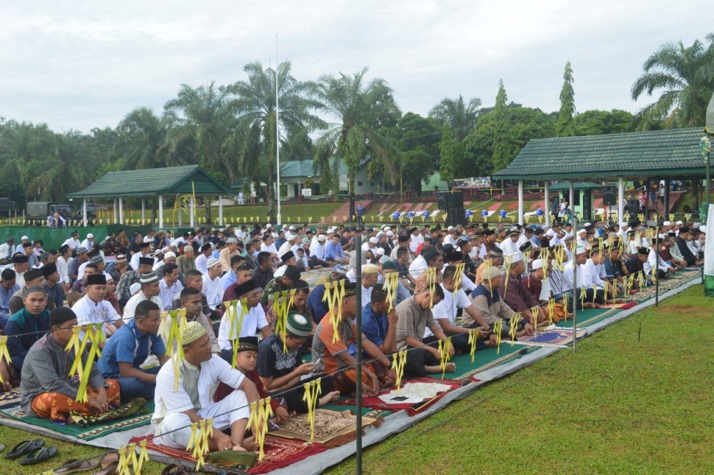Keluarga Besar Yonif 122/TS Sholat Ied Bersama Masyarakat Keluarga Besar Yonif 122/TS Sholat Ied Bersama Masyarakat