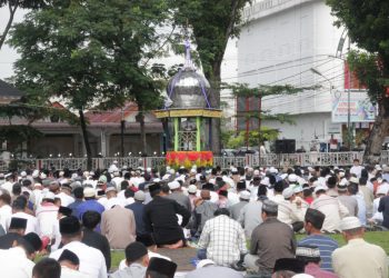 Ribuan Warga Siantar Sholat Ied di Lapangan Haji Adam Malik