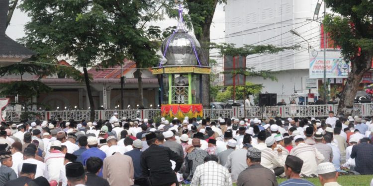 Ribuan Warga Siantar Sholat Ied di Lapangan Haji Adam Malik