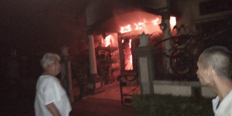 Rumah Mantan Kasat Narkoba Simalungun Kebakaran Rumah Mantan Kasat Narkoba Simalungun Kebakaran