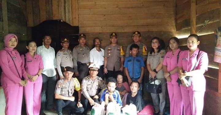 Kapolres Samosir Kunjungi Warga Pengidap Penyakit Polio Di Ronggur Nihuta Kapolres Samosir Kunjungi Warga Pengidap Penyakit Polio Di Ronggur Nihuta