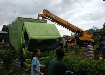 Truk STTC Ditabrak Kereta Api di Perlintasan Tanpa Palang
