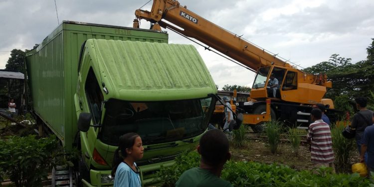 Truk STTC Ditabrak Kereta Api di Perlintasan Tanpa Palang