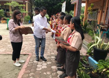Dukung Junior, Alumni SMP Bakti Mulia Onan Runggu Tahun 1985 Serahkan Beasiswa