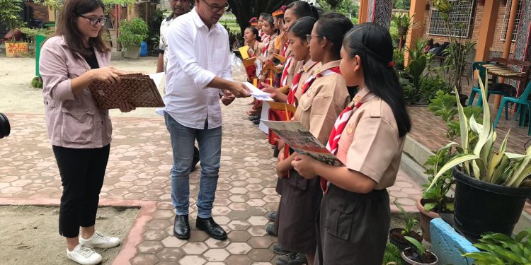 Dukung Junior, Alumni SMP Bakti Mulia Onan Runggu Tahun 1985 Serahkan Beasiswa Dukung Junior, Alumni SMP Bakti Mulia Onan Runggu Tahun 1985 Serahkan Beasiswa