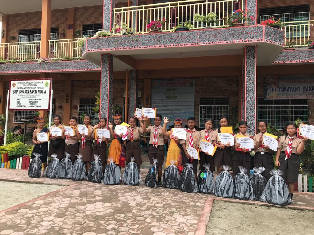 Dukung Junior, Alumni SMP Bakti Mulia Onan Runggu Tahun 1985 Serahkan Beasiswa Dukung Junior, Alumni SMP Bakti Mulia Onan Runggu Tahun 1985 Serahkan Beasiswa