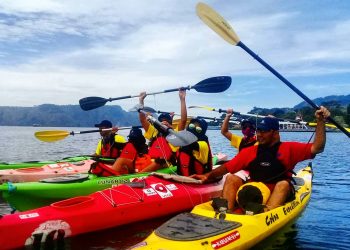 Ciptakan Rekor MURI, 6 Pelajar SMA dari Jakarta Arungi Danau Toba dengan Kayak