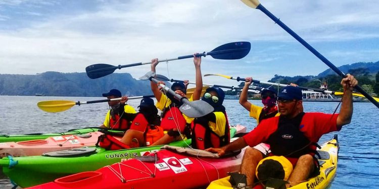 Ciptakan Rekor MURI, 6 Pelajar SMA dari Jakarta Arungi Danau Toba dengan Kayak