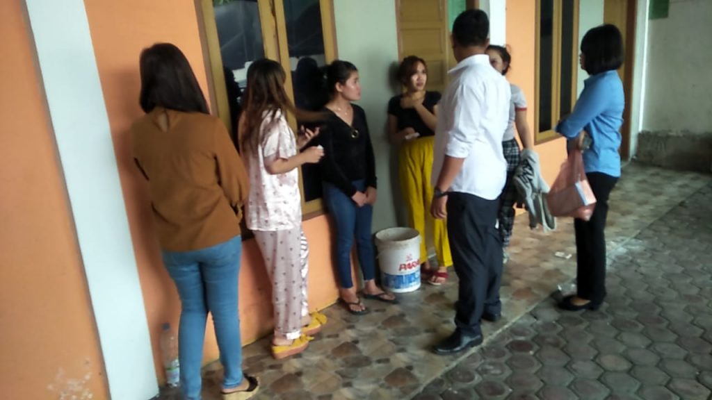 Cewek-Cewek Debora Kost 2 Disuruh Kencing, Ternyata 6 Positif Narkoba