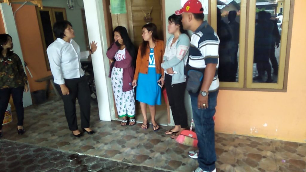 Cewek-Cewek Debora Kost 2 Disuruh Kencing, Ternyata 6 Positif Narkoba
