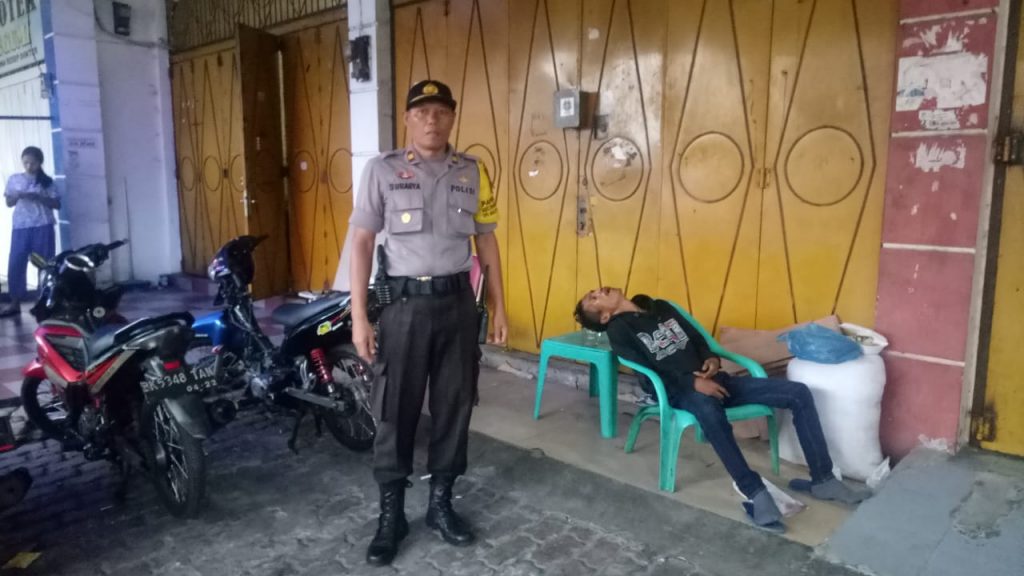 Pria Bertato Bunga Ditemukan Tewas di Depan Ruko Jalan Kartini Pria Bertato Bunga Ditemukan Tewas di Depan Ruko Jalan Kartini