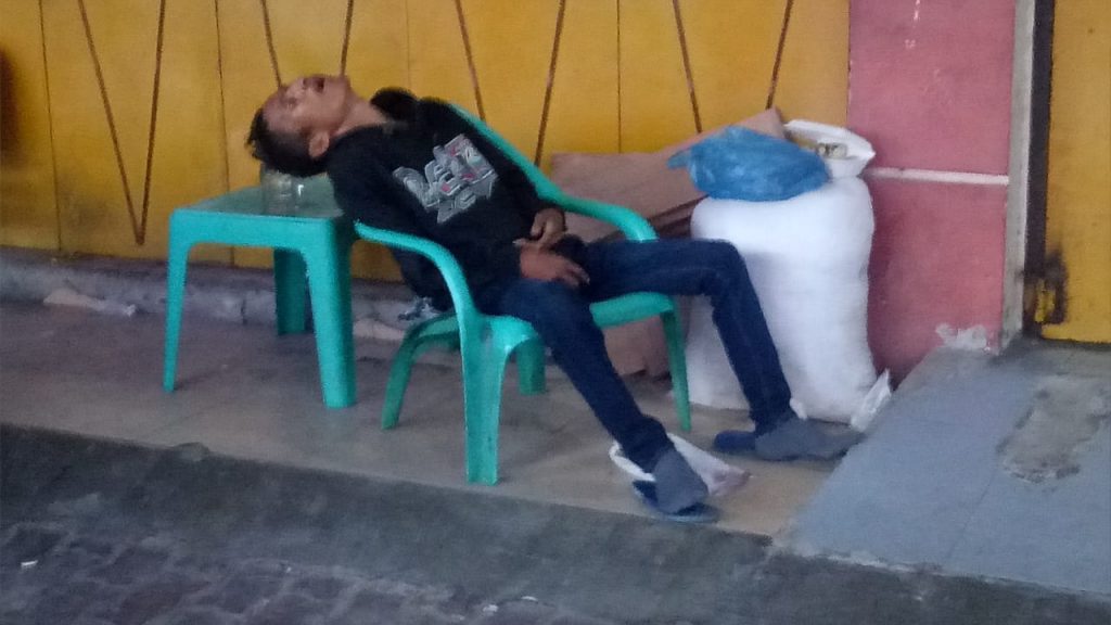 Pria Bertato Bunga Ditemukan Tewas di Depan Ruko Jalan Kartini Pria Bertato Bunga Ditemukan Tewas di Depan Ruko Jalan Kartini