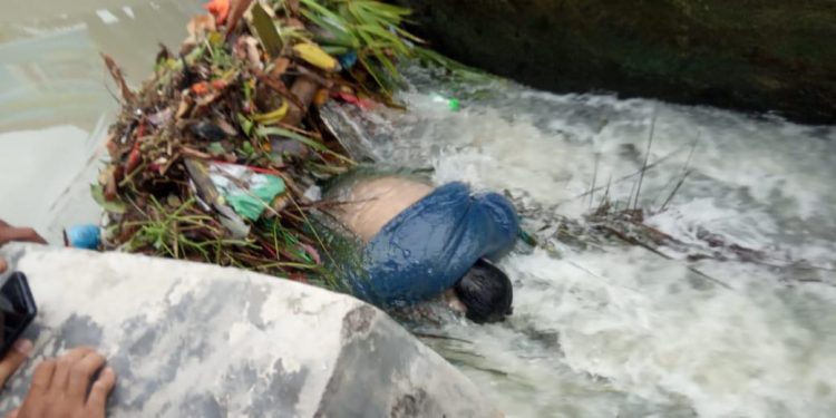 Heboh Temuan Mayat di Saluran Irigasi Heboh Temuan Mayat di Saluran Irigasi