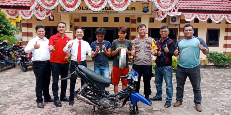 AKP David Sinaga Pimpin Penangkapan Pencuri Sepedamotor di Depan Hotel Top In AKP David Sinaga Pimpin Penangkapan Pencuri Sepedamotor di Depan Hotel Top In