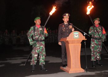 AKBP Heribertus Oppusunggu Inspektur Upacara Renungan Suci di Makam Pahlawan