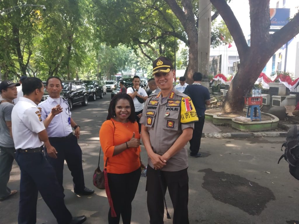 Kapolrestabes Bagikan Minuman dan Buah kepada Mahasiswa asal Papua