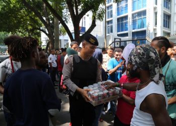 Kapolrestabes Bagikan Minuman dan Buah kepada Mahasiswa asal Papua