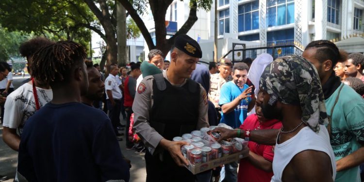 Kapolrestabes Bagikan Minuman dan Buah kepada Mahasiswa asal Papua