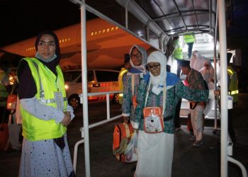 Walikota Sambut Jamaah Haji dan Hajjah asal Siantar di Tangga Pesawat