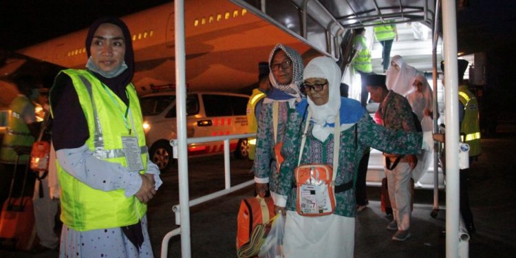 Walikota Sambut Jamaah Haji dan Hajjah asal Siantar di Tangga Pesawat Walikota Sambut Jamaah Haji dan Hajjah asal Siantar di Tangga Pesawat