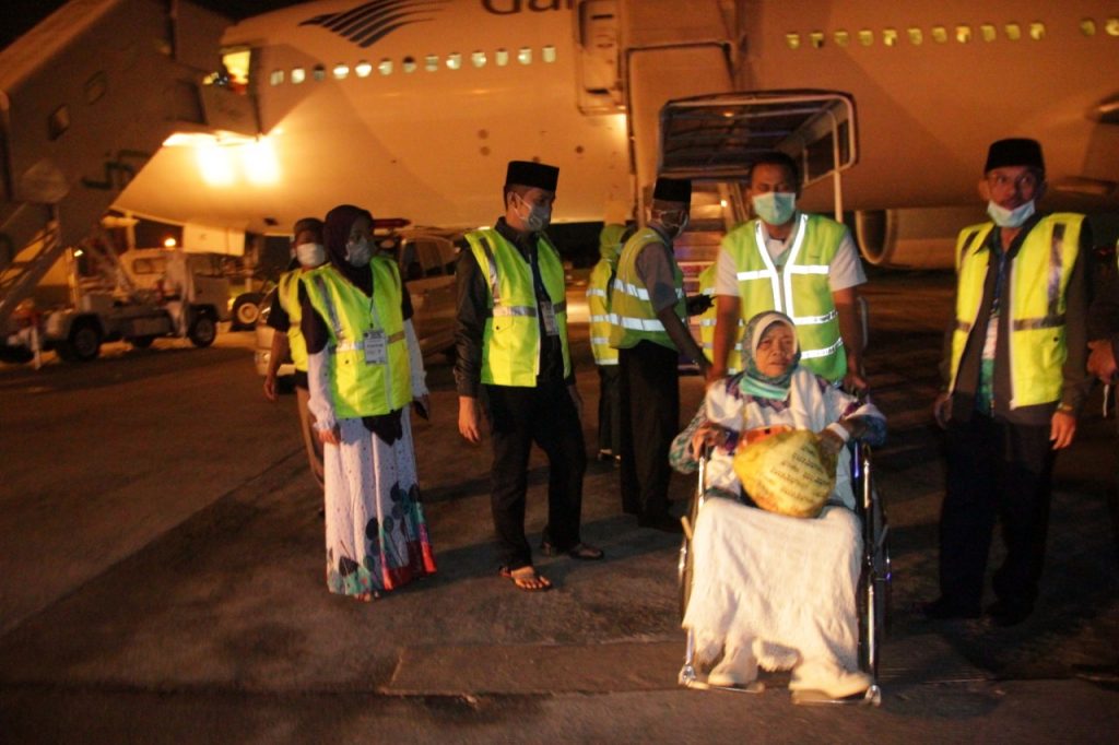 Walikota Sambut Jamaah Haji dan Hajjah asal Siantar di Tangga Pesawat Walikota Sambut Jamaah Haji dan Hajjah asal Siantar di Tangga Pesawat