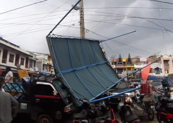 Puting Beliung Terjang Terminal Porsea, 2 Mobil Rusak, Barang Dagangan Berantakan