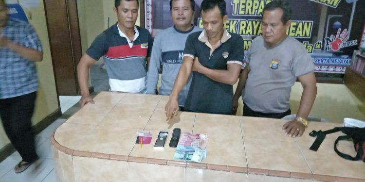 Dilapor Masyarakat, Pengedar Sabu Ditangkap dari Warung di Raya Kahean Dilapor Masyarakat, Pengedar Sabu Ditangkap dari Warung di Raya Kahean