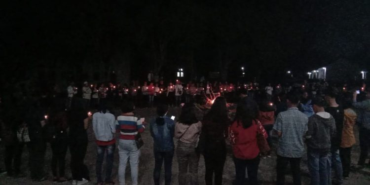 Mahasiswa UHN Siantar Peduli Indonesia melalui 10.000 Lilin Perdamaian Mahasiswa UHN Siantar Peduli Indonesia melalui 10.000 Lilin Perdamaian