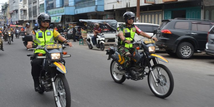 Jelang Pelantikan Presiden, Polisi dan TNI Gelar Patroli Skala Besar di Siantar Jelang Pelantikan Presiden, Polisi dan TNI Gelar Patroli Skala Besar di Siantar