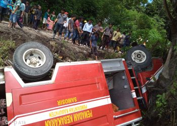 Mobil Damkar Terbalik saat Padamkan Kebakaran di Samosir