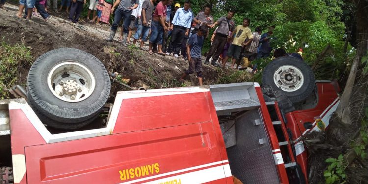 Mobil Damkar Terbalik saat Padamkan Kebakaran di Samosir