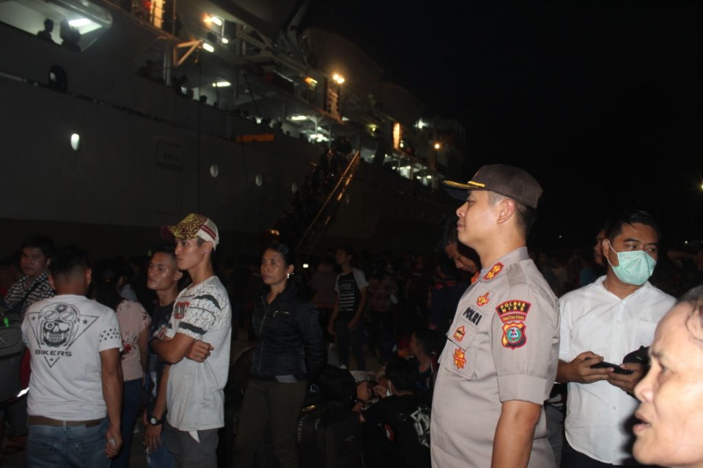 AKBP Deni Kurniawan Sambut dan Jamin Kemanan Perantau Nias yang Tiba di Kampung Halaman AKBP Deni Kurniawan Sambut dan Jamin Kemanan Perantau Nias yang Tiba di Kampung Halaman
