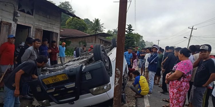 Minibus Pengangkut Pelajar Terbalik di Jalan Lintas Tarutung - Sipirok, 9 Korban Dilarikan ke RS