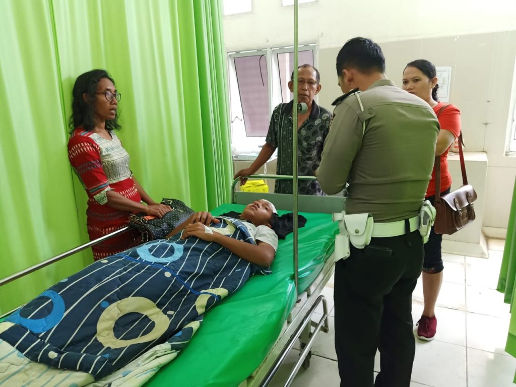 Minibus Pengangkut Pelajar Terbalik di Jalan Lintas Tarutung - Sipirok, 9 Korban Dilarikan ke RS