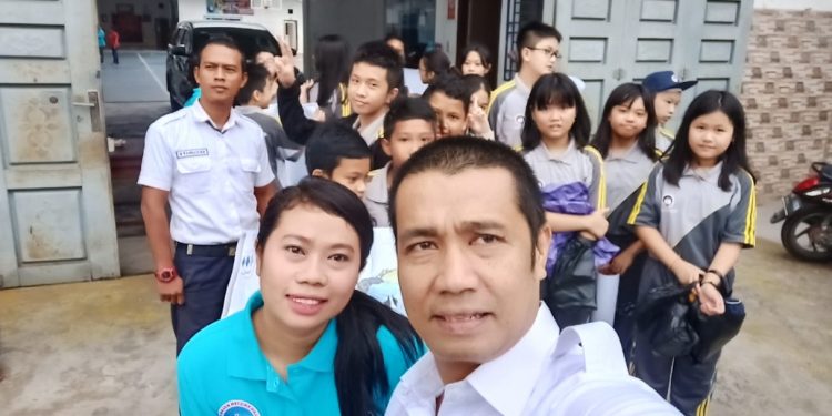 Walikota Siantar dan Murid SMP Kalam Kudus Aksi Kutip Sampah
