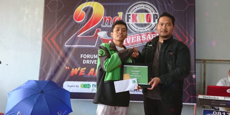 Selamatkan Orang dari Atas Jembatan Andalas, Driver Gojek Dapat Penghargaan