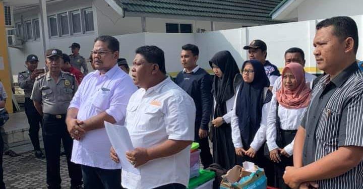 Maju Jalur Independen, Mantan Politisi "Akhyar- Saiful" Serahkan 27 ribu Dukungan Ke KPUD Maju Jalur Independen, Mantan Politisi "Akhyar- Saiful" Serahkan 27 ribu Dukungan Ke KPUD