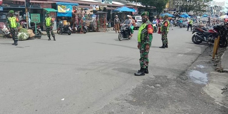 Personel Kodim 0207/Simalungun Laksanakan Sosialisasi Penegakan Disiplin Protokol Kesehatan Di Pasar Dwi Kora Parluasan