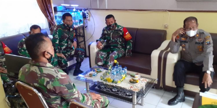 Danramil 06/Perdagangan Kodim 0207/Simalungun Komsos Dengan Kapolsek Dalam Cipta Keamanan Wilayah