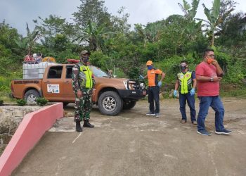 Personel Kodim 0207/Simalungun Melalui Babinsanya Bersama Staf Desa Semprot Cairan Disinfektan Ke Rumah Warga