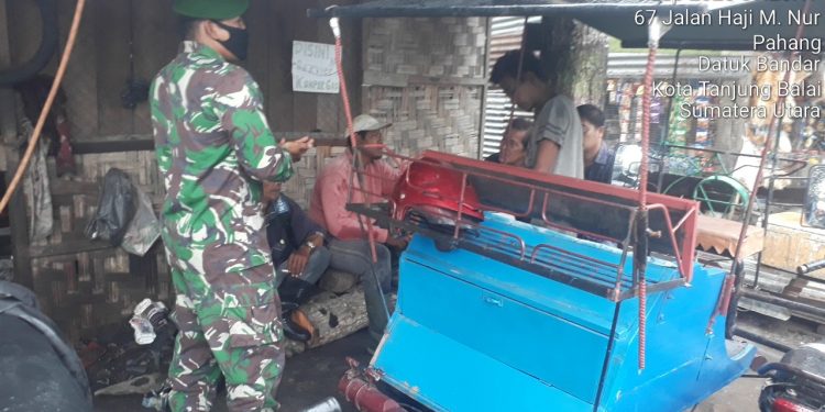 Pengawasan Protokol Kesehatan Covid-19 Menjadi Tugas Rutin Babinsa Di Tengah Pandemi Pengawasan Protokol Kesehatan Covid-19 Menjadi Tugas Rutin Babinsa Di Tengah Pandemi