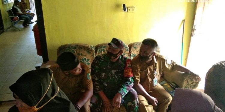 Bersama Perangkat Kelurahan, Personel Kodim 0208/Asahan Awasi Kedisiplinan Warga Dalam Menghadapi Covid-19