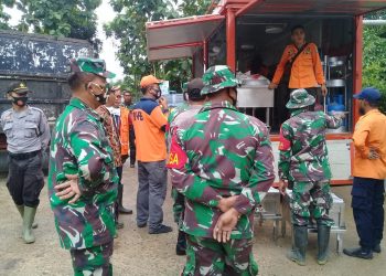 Danramil 13/Buntu Pane Kodim 0208/Asahan Turun Ke Lapangan Memantau Banjir Akibat Hujan Deras