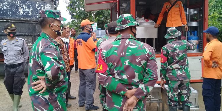 Danramil 13/Buntu Pane Kodim 0208/Asahan Turun Ke Lapangan Memantau Banjir Akibat Hujan Deras