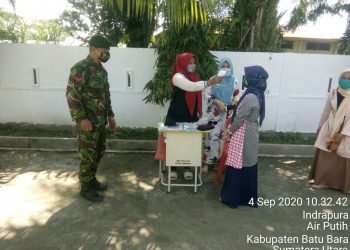 Cegah Covid-19 DIkalangan Sekolah, Personel Kodim 0208/Asahan Berikan Himbau Kepada Pelajar SMA Negeri 1 Terapkan New Normal
