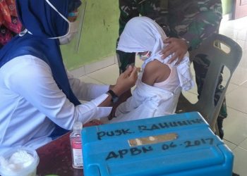 Dampingi Petugas Puskesmas Dalam Pemberian Vaksin Campak Untuk Anak Oleh Personel Kodim 0208/Asahan
