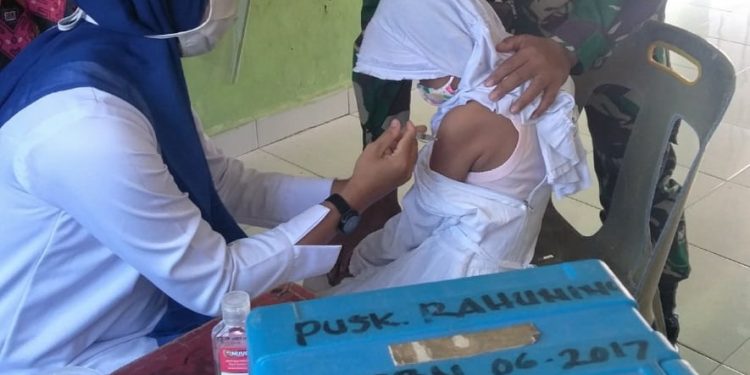 Dampingi Petugas Puskesmas Dalam Pemberian Vaksin Campak Untuk Anak Oleh Personel Kodim 0208/Asahan Dampingi Petugas Puskesmas Dalam Pemberian Vaksin Campak Untuk Anak Oleh Personel Kodim 0208/Asahan