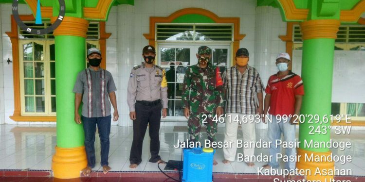 Berbagai Upaya Dilakukan Personel Kodim 0208/Asahan, Dengan Memasang Spanduk dan Penyemprotan Disinfektan Cegah Covid-19 Berbagai Upaya Dilakukan Personel Kodim 0208/Asahan, Dengan Memasang Spanduk dan Penyemprotan Disinfektan Cegah Covid-19
