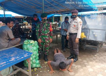 TNI-POLRI Kompak Laksanakan Pemantauan Protokol Kesehatan Di Pasar Tradisional